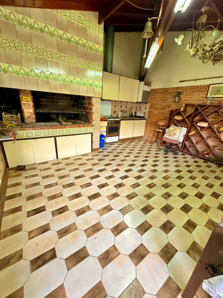 CASA EN VENTA 6 AMBIENTES BARRIO CHAUVIN