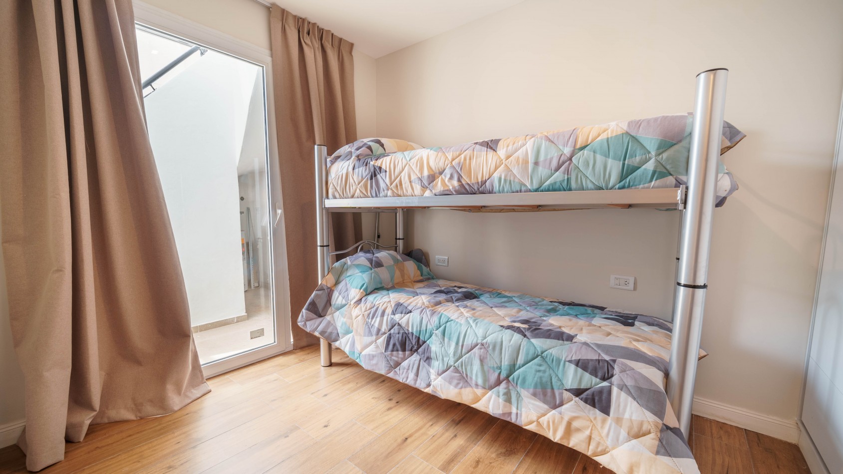 CASA 4 AMBIENTES CON COCHERA Y TERRAZA ZONA PASEO ALDREY