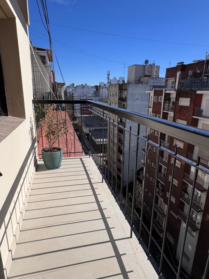 Departamento 3 ambientes reciclado y amoblado con balcon al frente