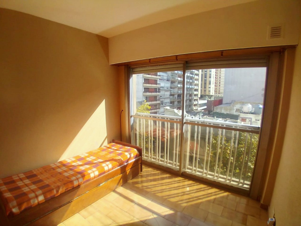 Departamento de 2 ambientes a la calle con balcon frances. 