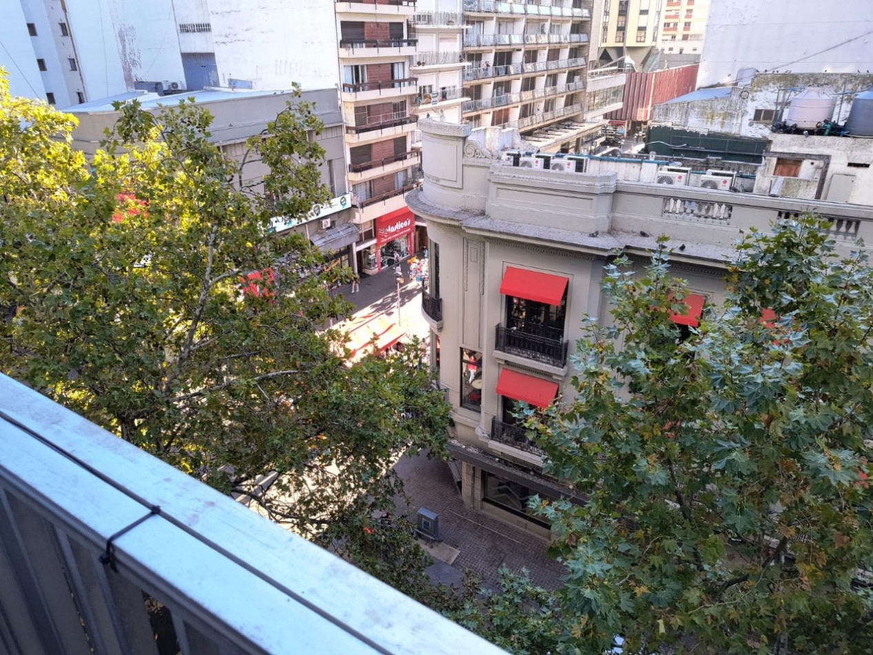 Departamento de 2 ambientes a la calle con balcon frances. 
