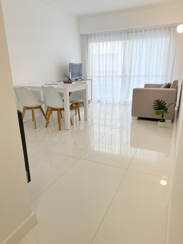 Departamento 2 ambientes contrafrente con balcon saliente