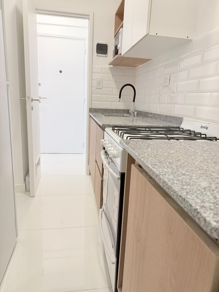 Departamento 2 ambientes contrafrente con balcon saliente