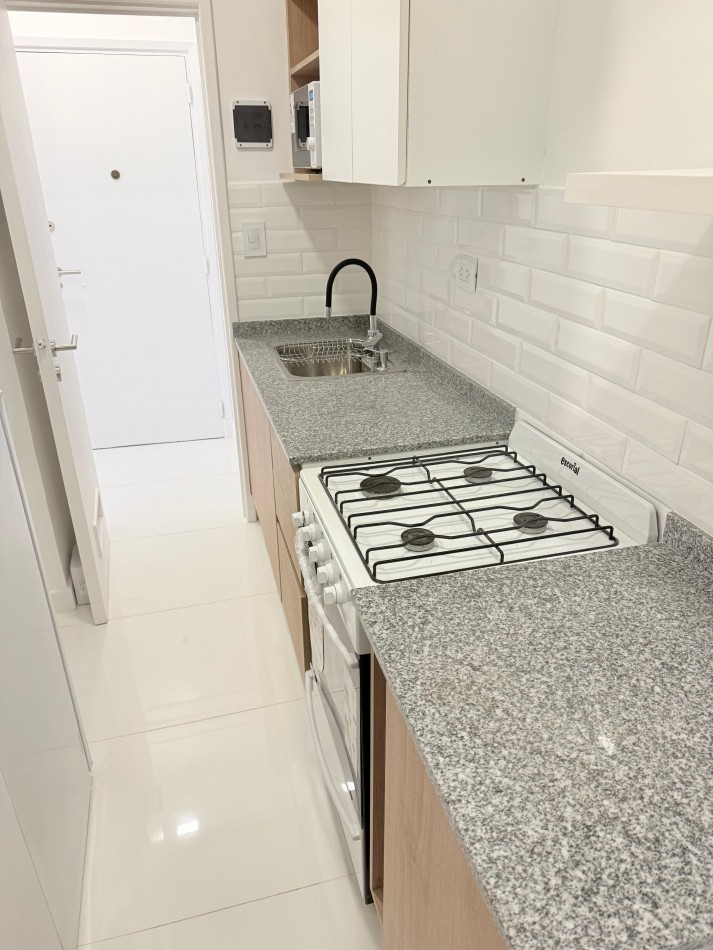 Departamento 2 ambientes contrafrente con balcon saliente