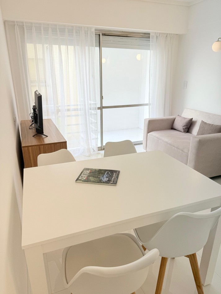 Departamento 2 ambientes contrafrente con balcon saliente