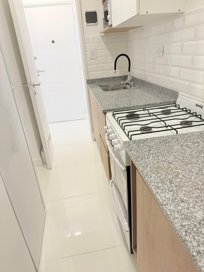 Departamento 2 ambientes contrafrente con balcon saliente