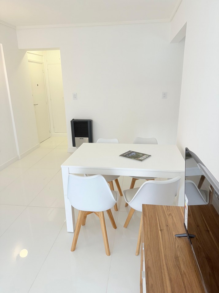 Departamento 2 ambientes contrafrente con balcon saliente