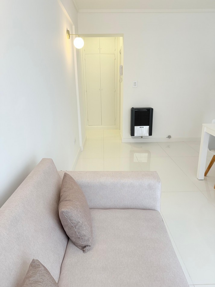 Departamento 2 ambientes contrafrente con balcon saliente