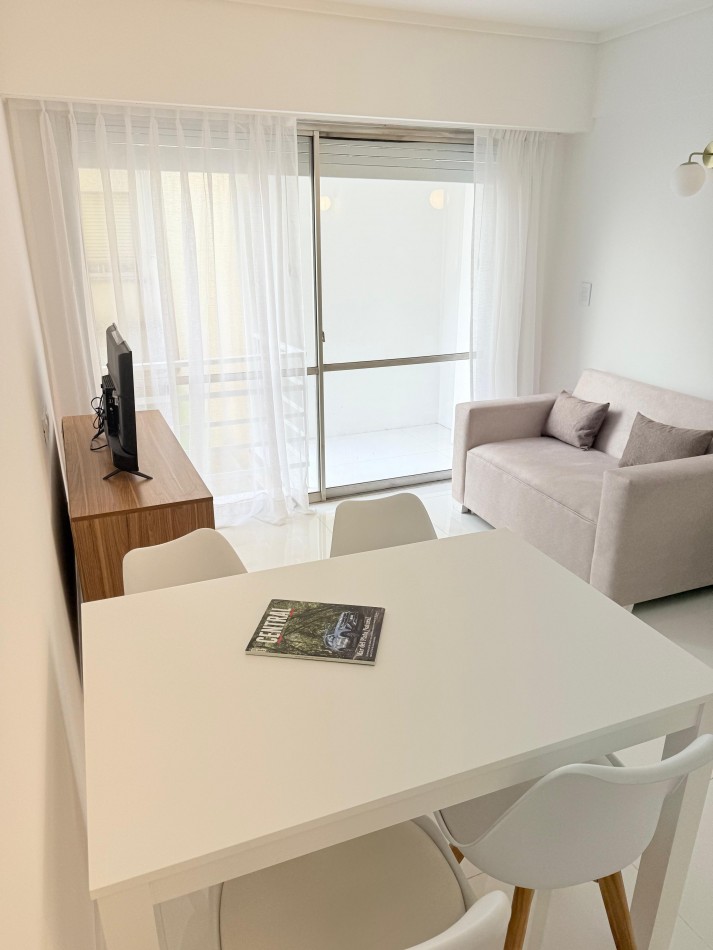 Departamento 2 ambientes contrafrente con balcon saliente