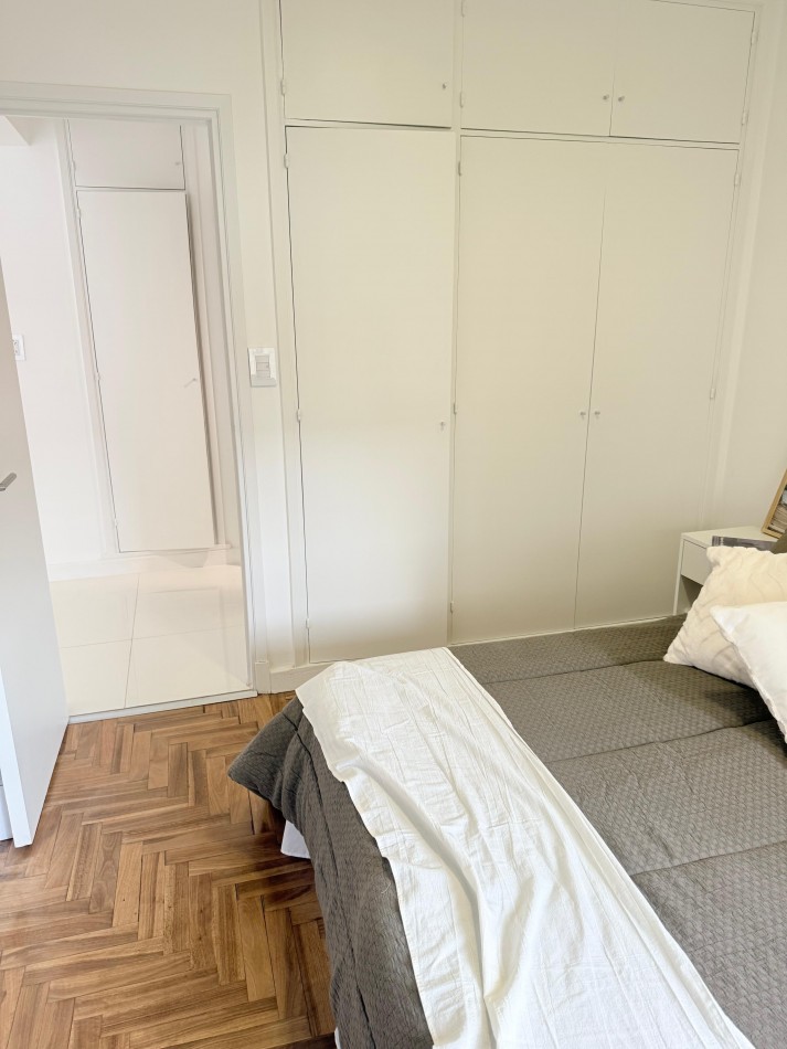 Departamento 2 ambientes contrafrente con balcon saliente