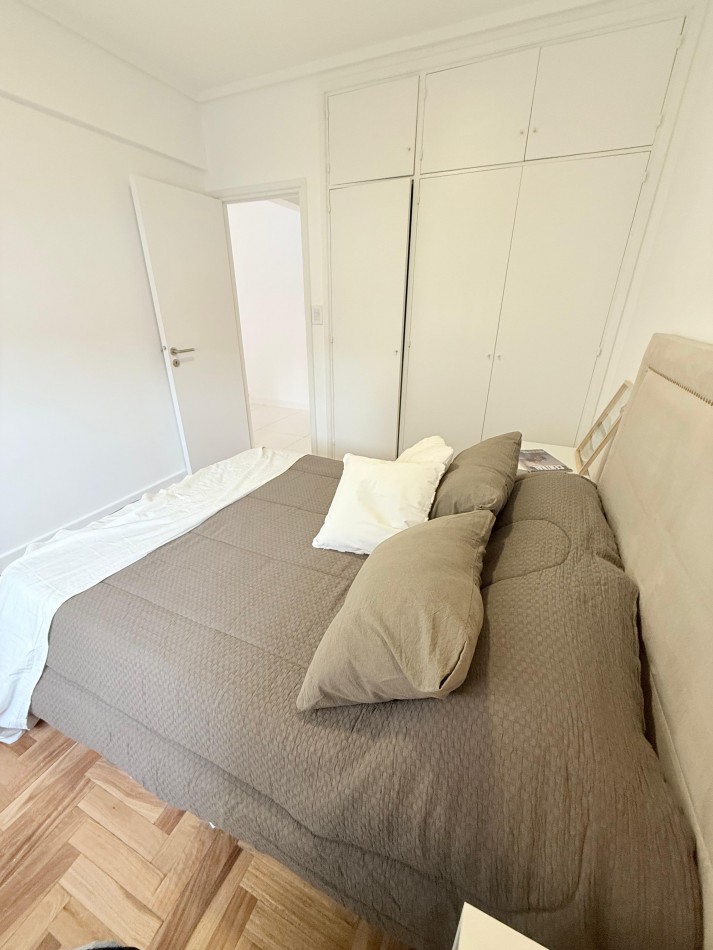 Departamento 2 ambientes contrafrente con balcon saliente