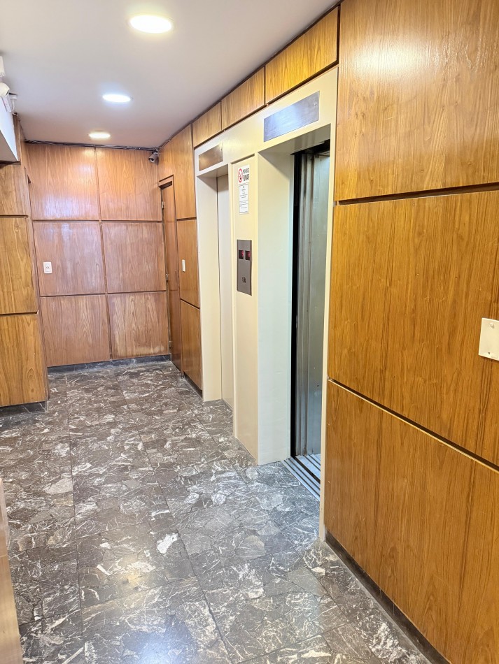 Departamento 2 ambientes contrafrente con balcon saliente