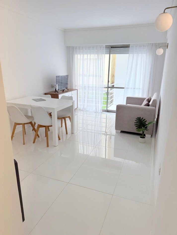 Departamento 2 ambientes contrafrente con balcon saliente