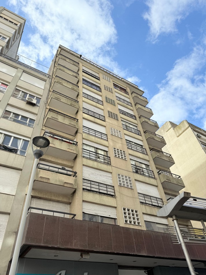 Departamento 2 ambientes contrafrente con balcon saliente