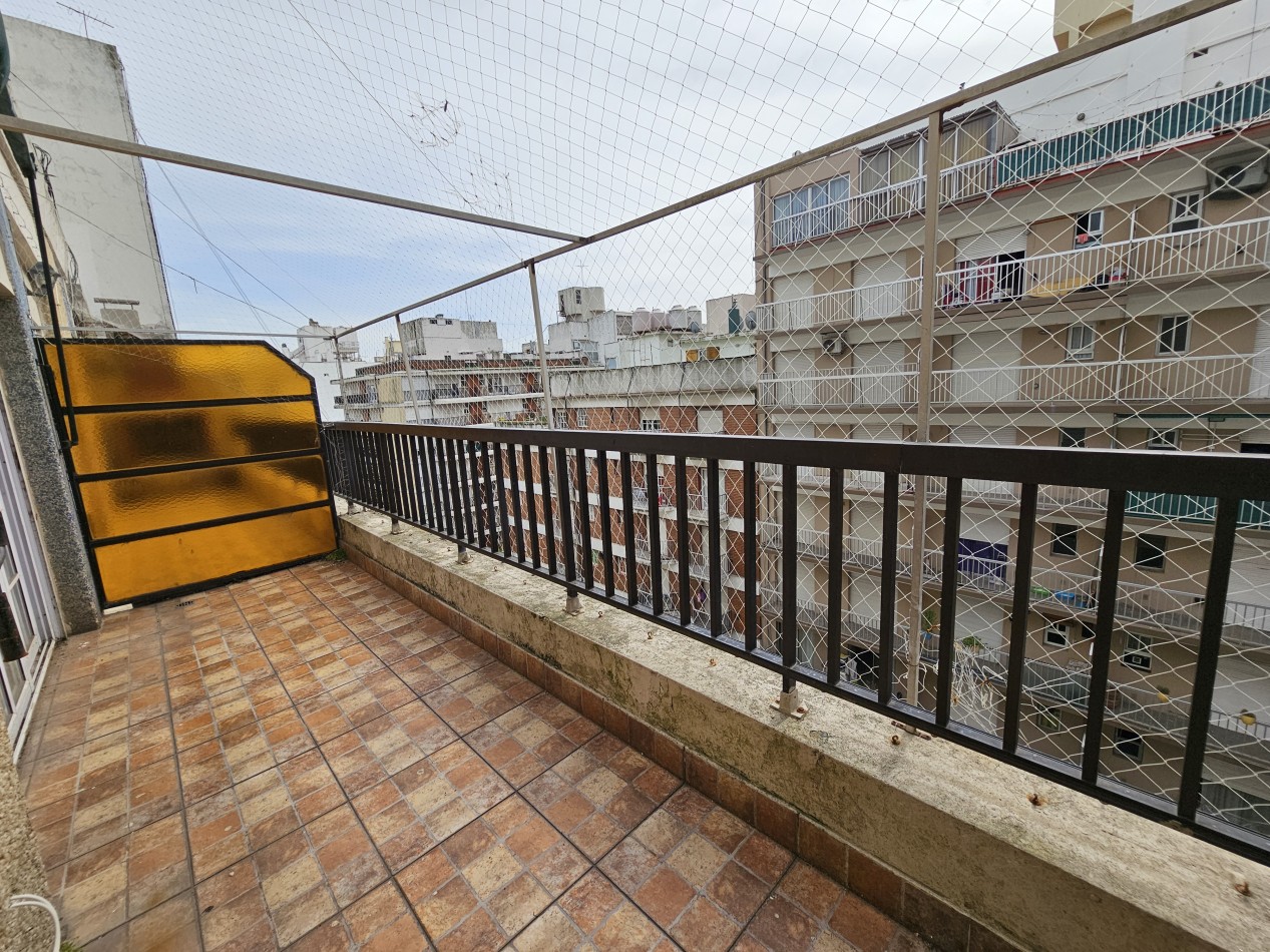 DEPARTAMENTO 3 AMBIENTES AL FRENTE CON DEPENDENCIA Y BALCON TERRAZA