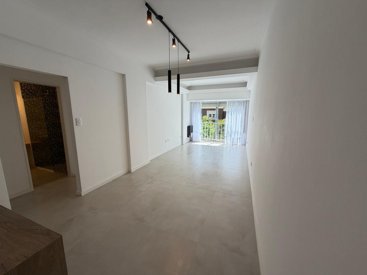 DEPARTAMENTO DE 3 AMBIENTES CON DEPENDENCIA Y PATIO RECICLADO EN VENTA