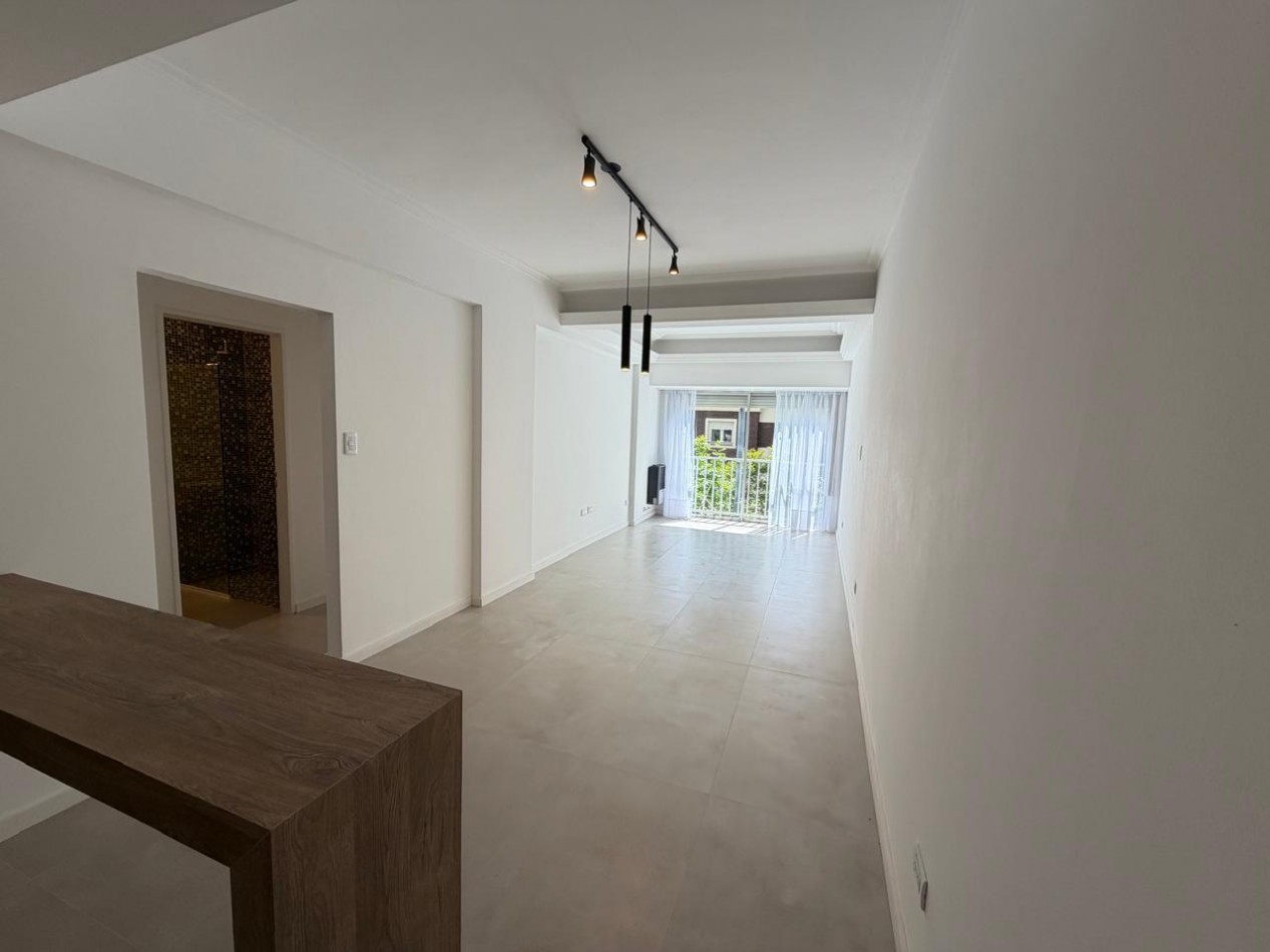 DEPARTAMENTO DE 3 AMBIENTES CON DEPENDENCIA Y PATIO RECICLADO EN VENTA