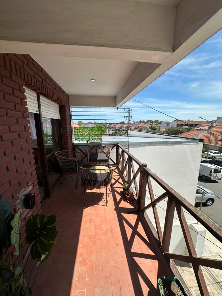 Departamento 2 ambientes al frente con 2 balcones salientes