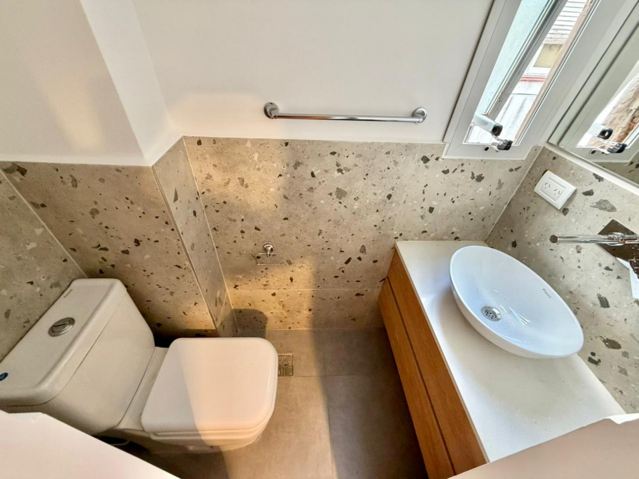 DEPARTAMENTO 2 AMBIENTES A LA CALLE CON BALCON ZONA CENTRO