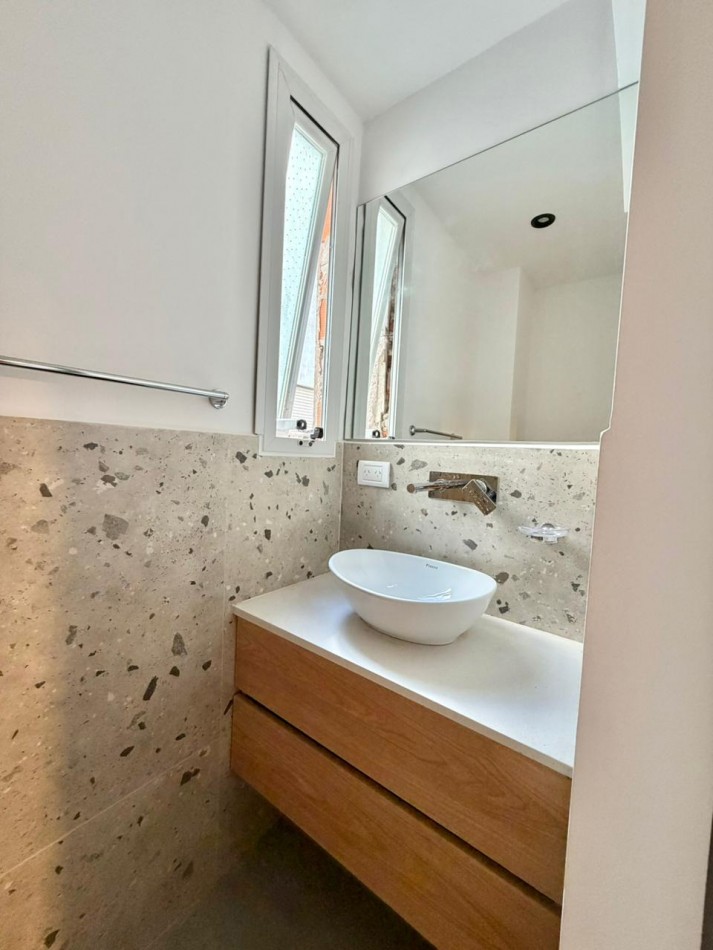 DEPARTAMENTO 2 AMBIENTES A LA CALLE CON BALCON ZONA CENTRO