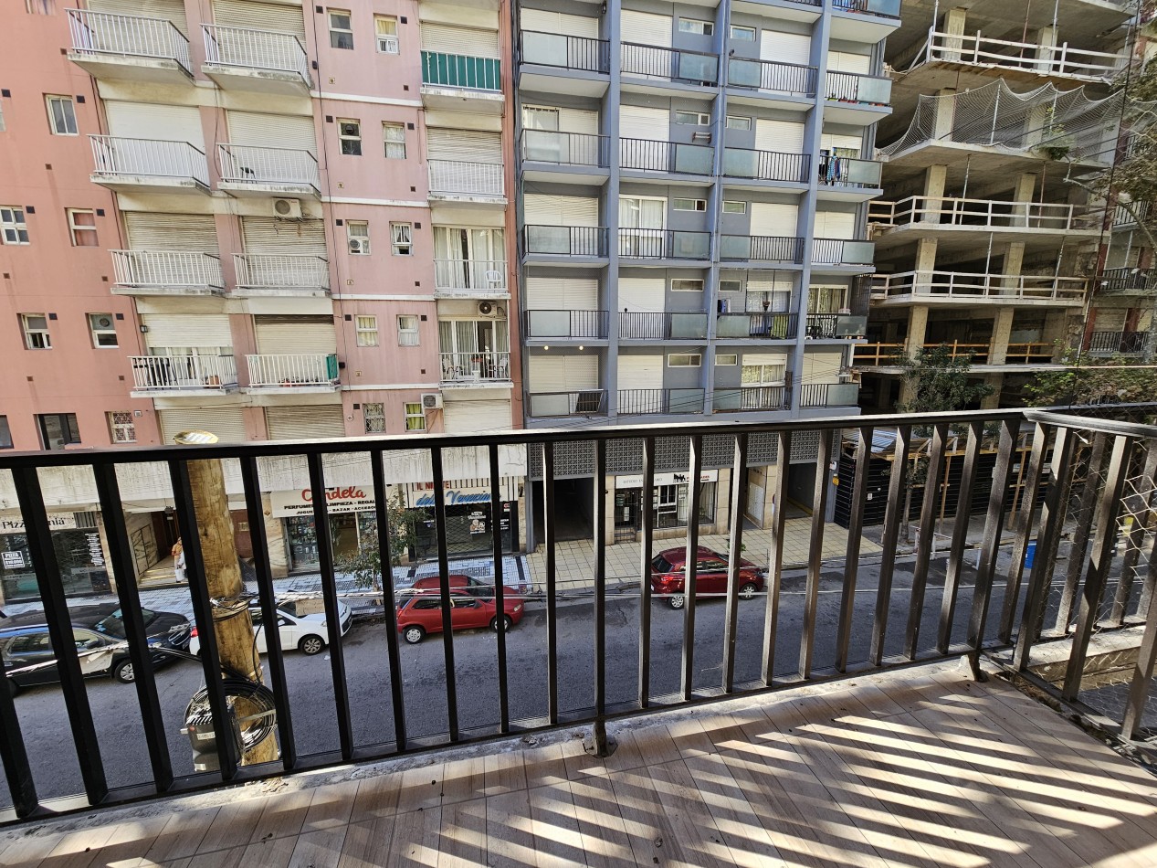 Departamento 2 ambientes con balcon a la calle