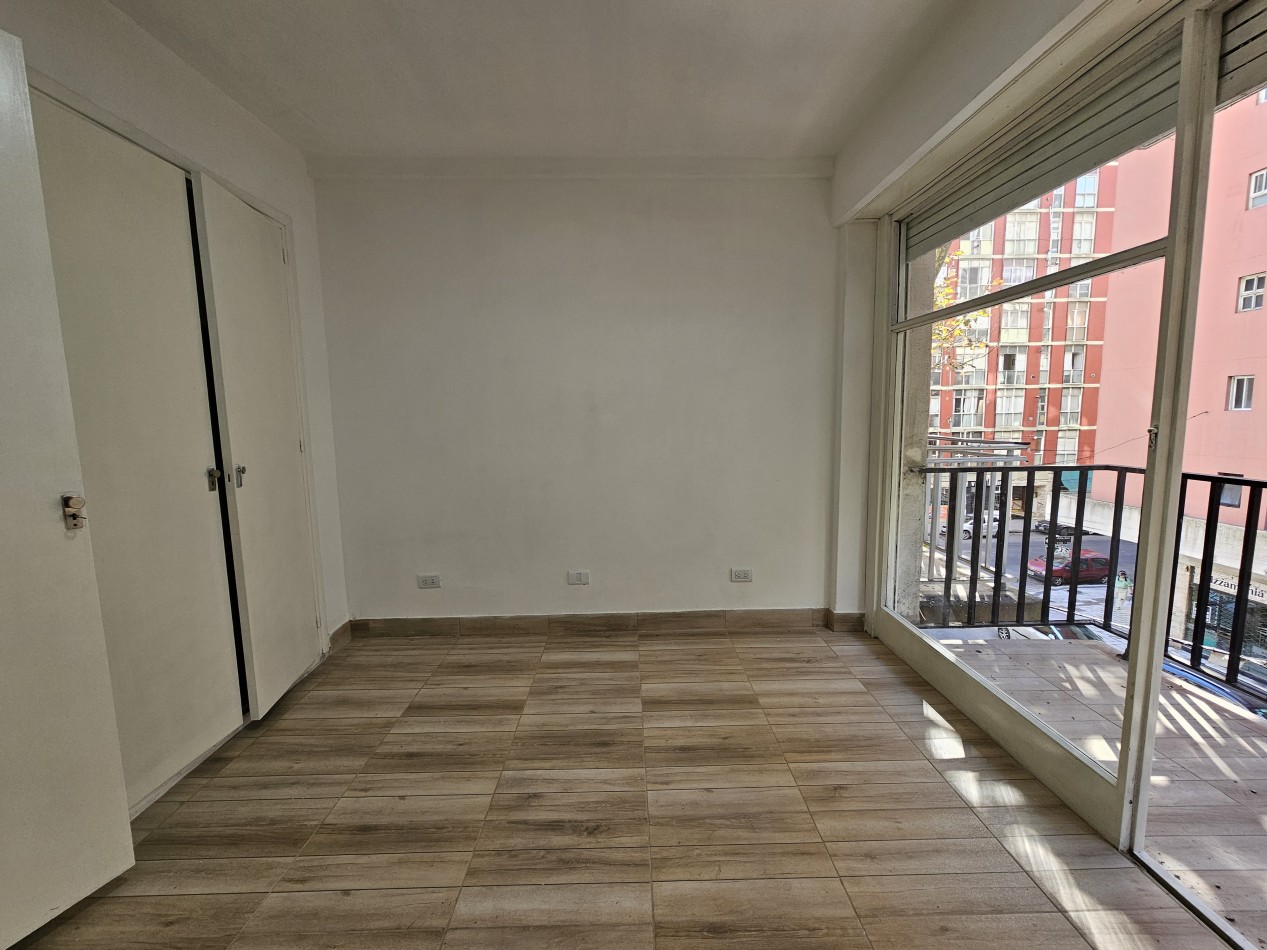 Departamento 2 ambientes con balcon a la calle