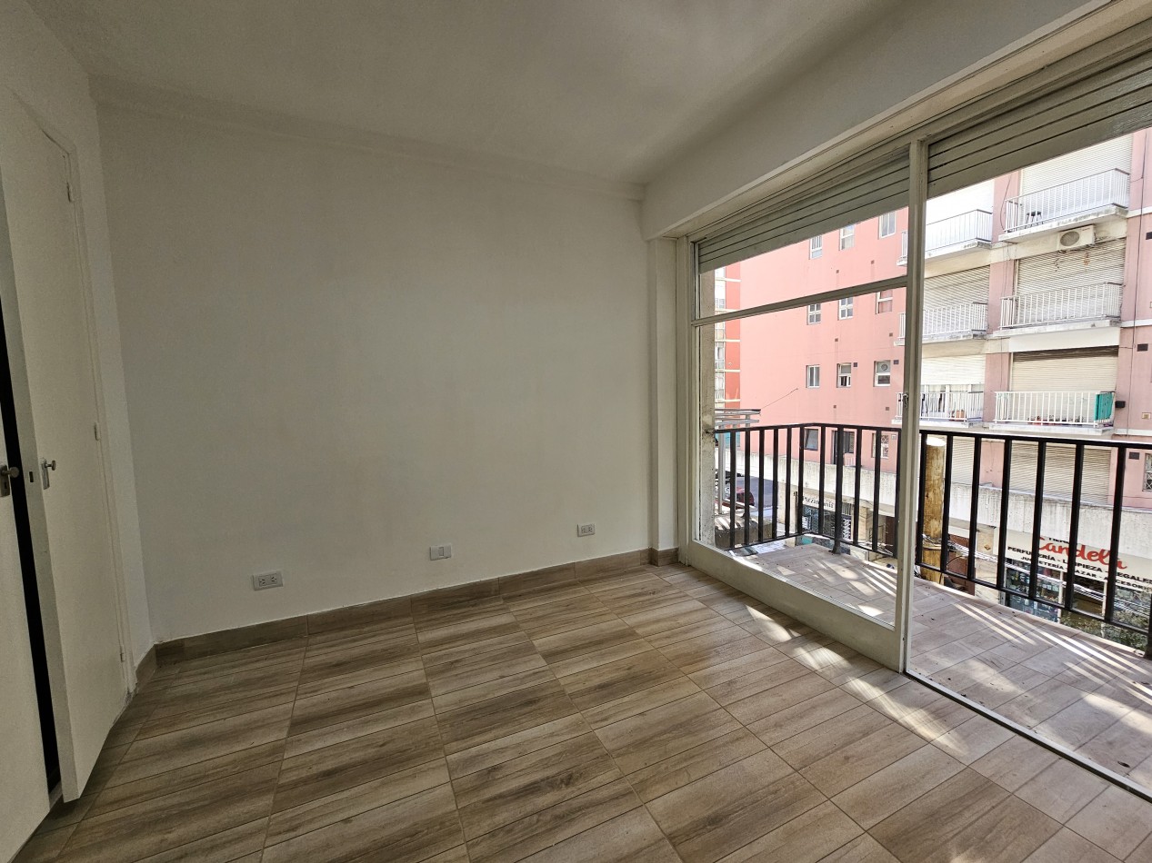 Departamento 2 ambientes con balcon a la calle
