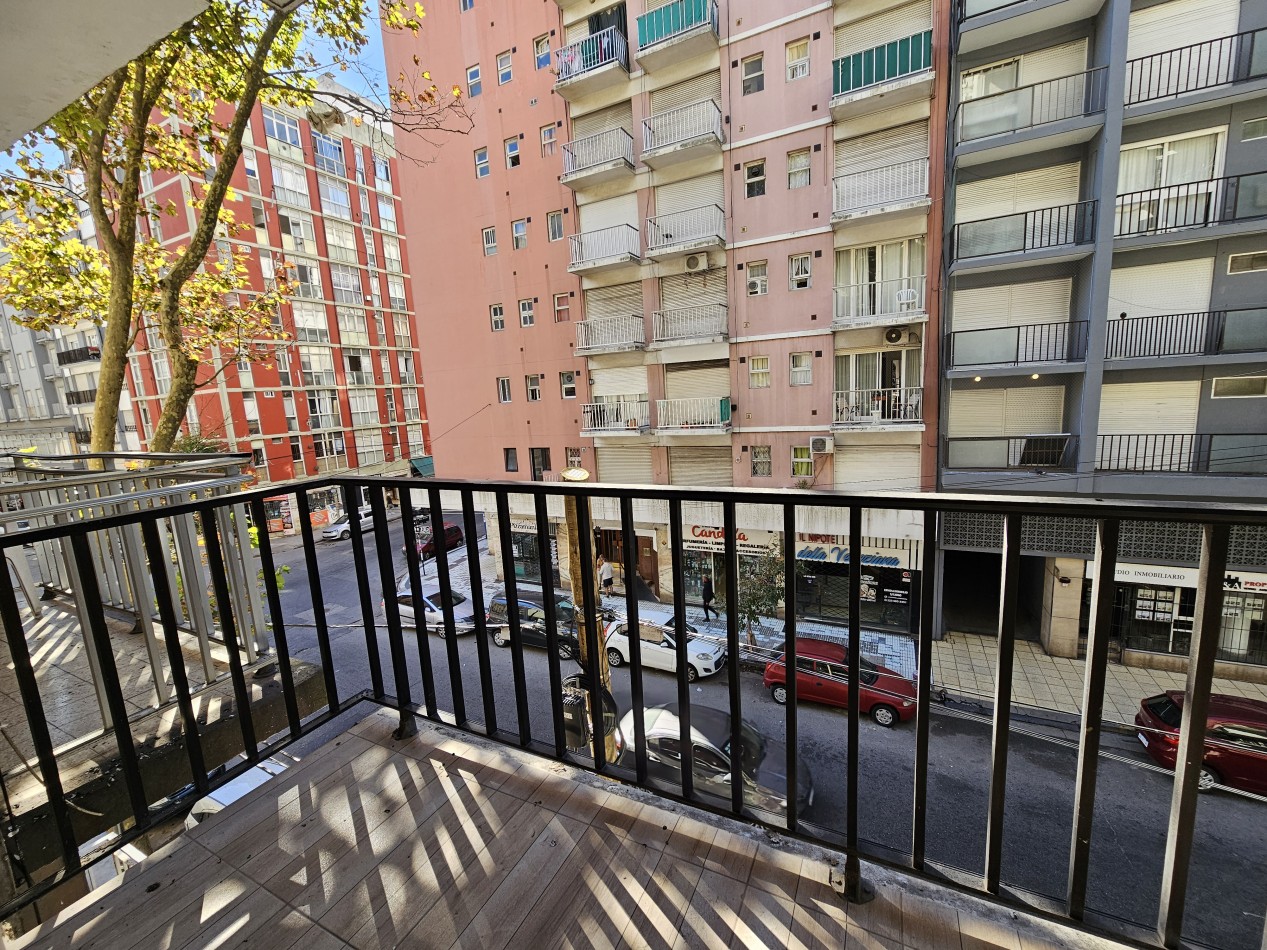 Departamento 2 ambientes con balcon a la calle
