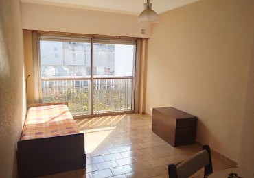 Departamento de 2 ambientes a la calle con balcon frances. 